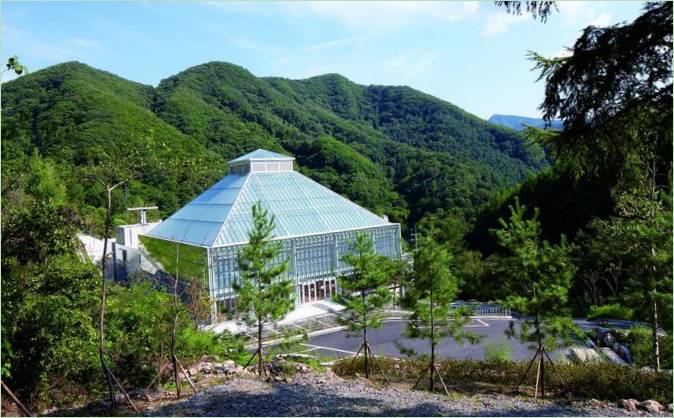 Crkva" svjetlo života " okružena zelenom vegetacijom, planinskim uzvisinama i elegantnim tropskim zasadima