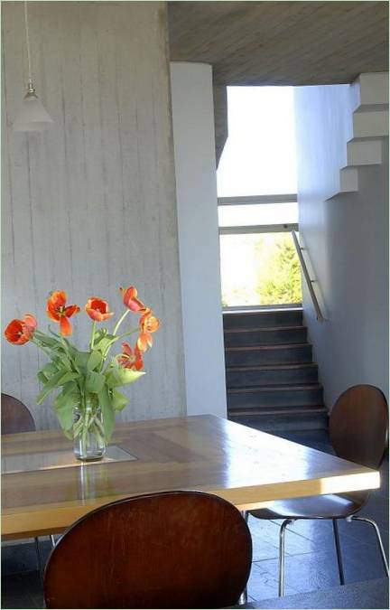 Detalji interijera: vaza s tulipanima na stolu u dnevnoj sobi