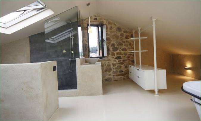 Interijer kupaonice s kamenim elementima