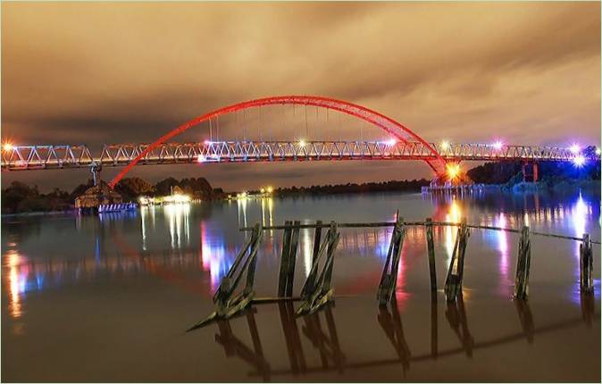 Crveno neonsko svjetlo mosta