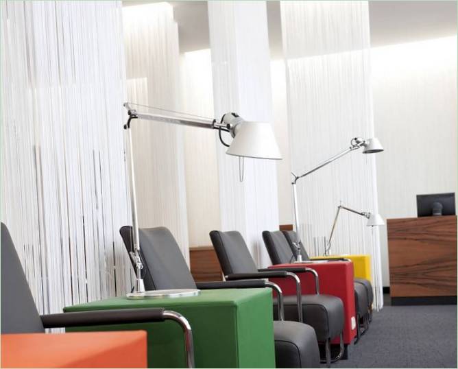 Prostor za sjedenje u zračnim lukama: šareni stolovi i tamne fotelje