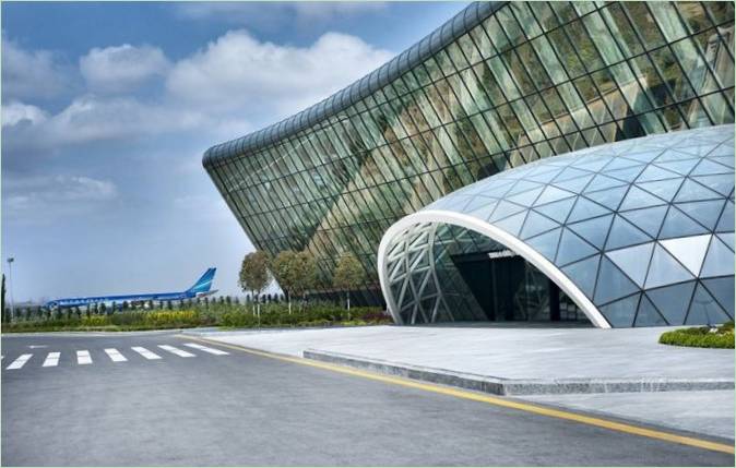Rekreacijsko područje zračne luke: fasada zgrade zračne luke u Bakuu