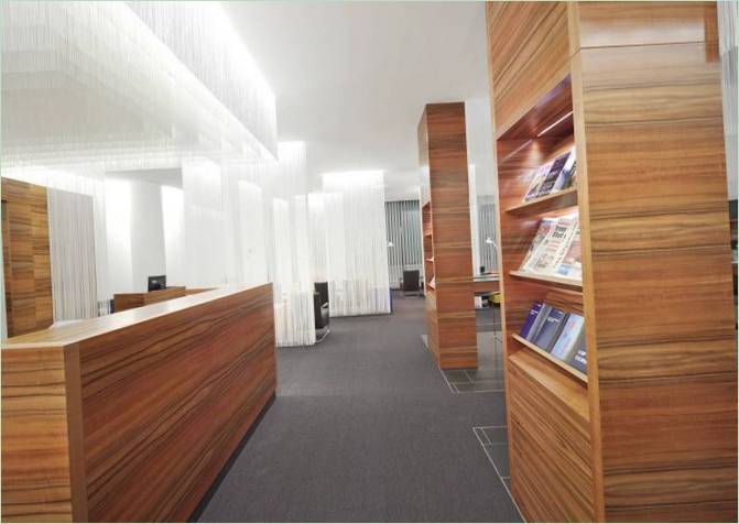 Prostor za sjedenje u zračnim lukama: drvene police s knjigama i časopisima