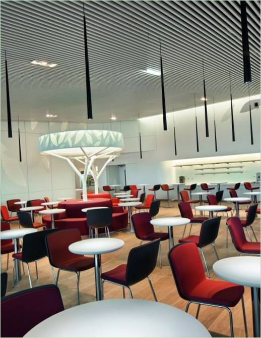 Prostor za sjedenje u zračnim lukama: kafeterija s crvenim stolicama