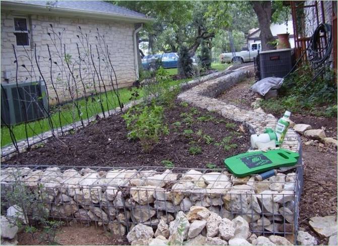 Gabion u vrtu