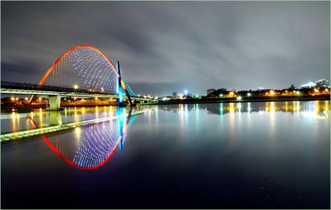 Prekrasan LED osvijetljeni most