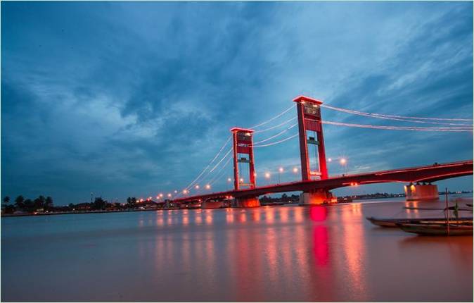 Crveno neonsko svjetlo mosta