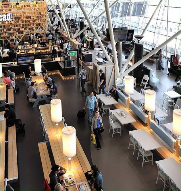 Prostor za sjedenje u zračnim lukama: prostrani kafić s dizajnerskim svjetlima