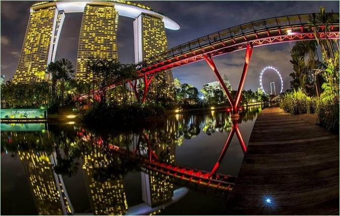 Neonski osvijetljeni kovrčavi most