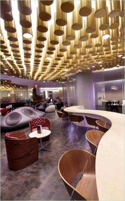 Prostor za sjedenje u zračnim lukama: stropni dekor zlatnih cilindara
