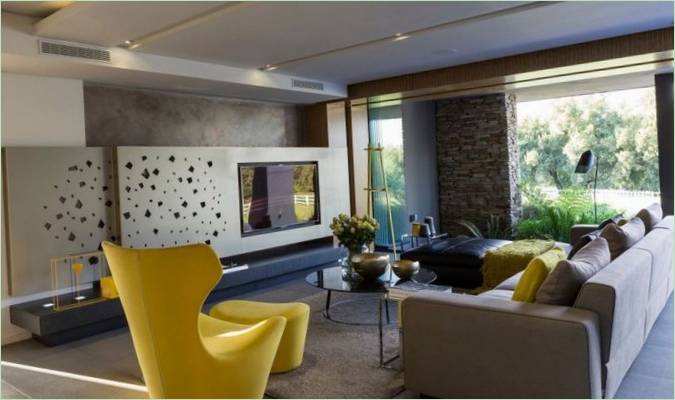 Moderni interijer sobe u kući od kamena i betona