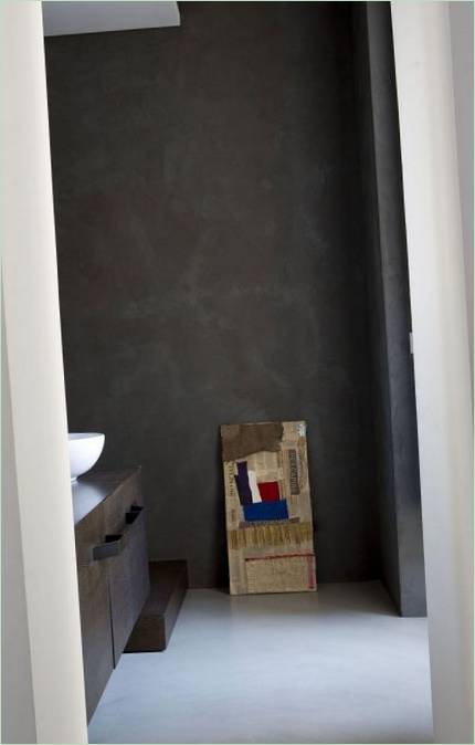 Kupaonica u sivim tonovima u unutrašnjosti stana u Torinu
