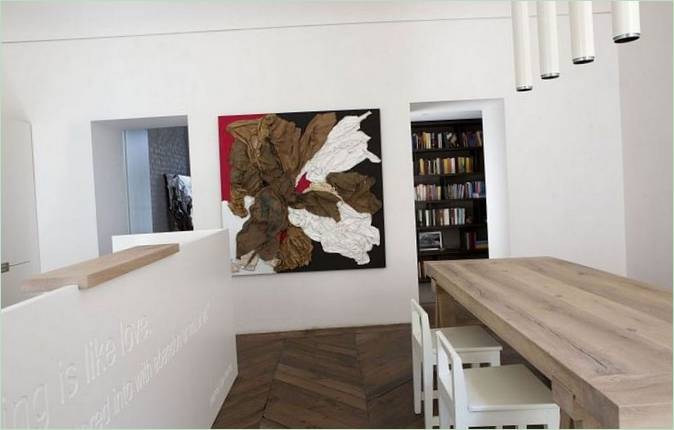 Interijer stana u Torinu-drveni stol u kuhinji