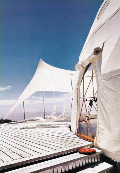 Terrsas ispod tende kod kuće u obliku kupole