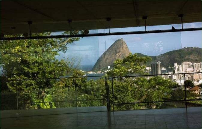 Panoramski pogled na grad s prozora kuće u Riju