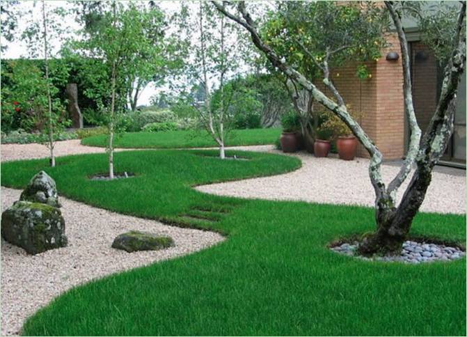 Opcija krajobraznog dizajna seoske kuće-zelena trava i cesta od sitnog kamenja