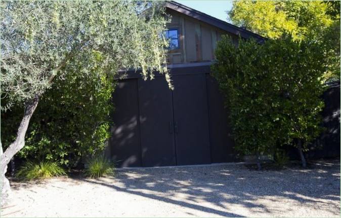 Metalna garažna vrata u kući u kalifornijskom stilu