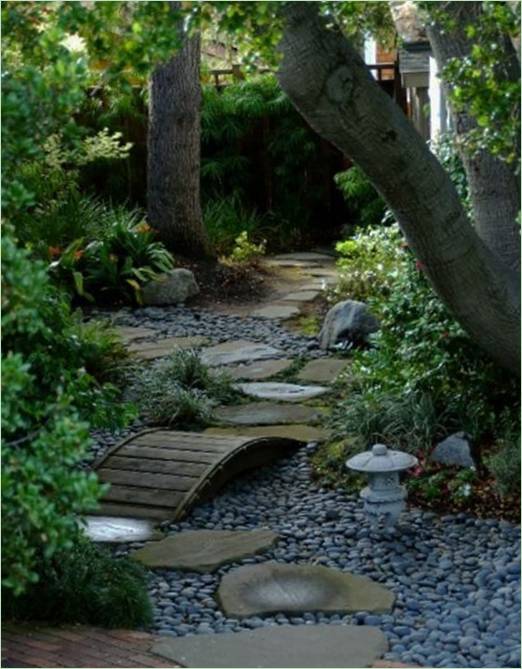 Drveni most i kamena staza u vrtu