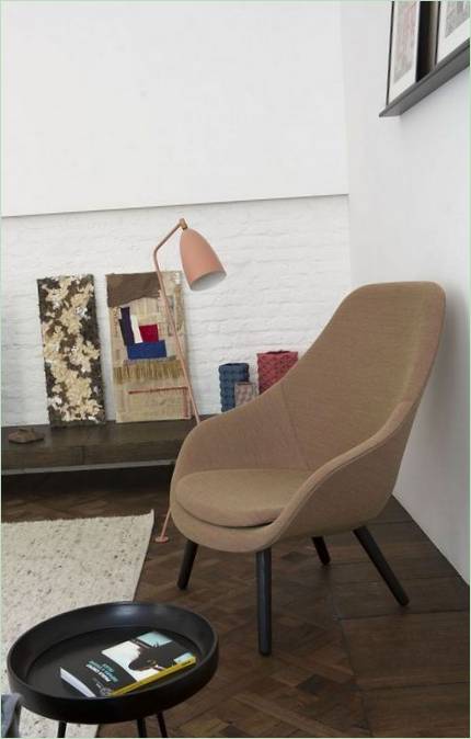 Svijetlo smeđa fotelja u unutrašnjosti stana u Torinu