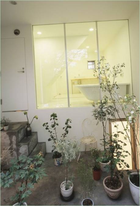 Prozor kupaonice s pogledom na vrt