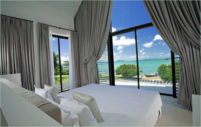 Ogroman prozor spavaće sobe s pogledom na ocean