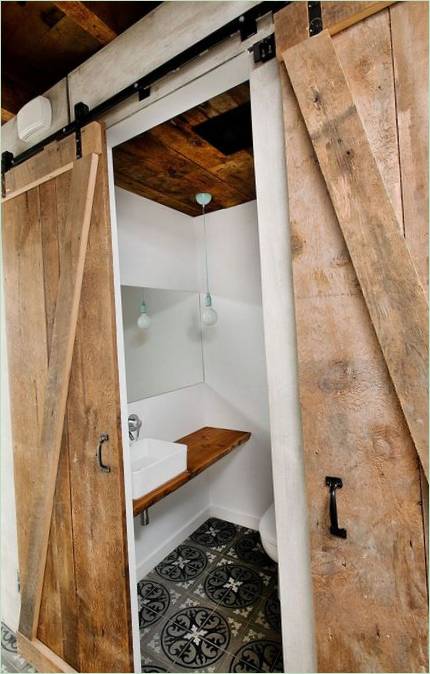 Seoska rezidencija - drvena vrata u kupaonici