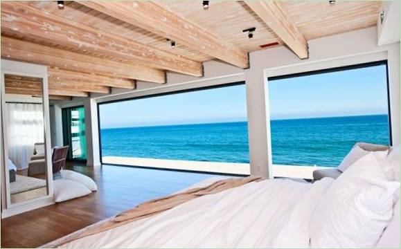 Pogled s spavaće sobe na ocean