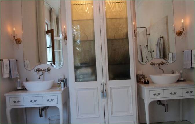 Projekt američke kuće: velika ogledala u kupaonici