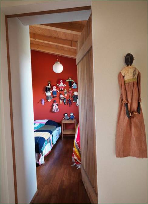 Dekoracija seoske kuće od opeke u Italiji: spavaća soba za djevojčice