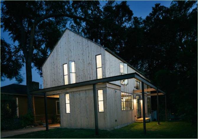 Ugodna dvokatna drvena kuća u Austinu