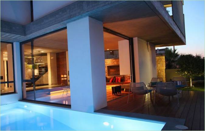 Jednostavan dizajn interijera kuće: drveni podovi u blizini bazena