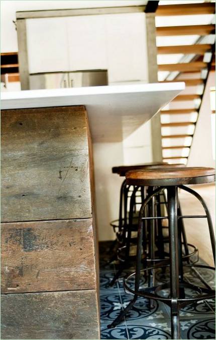 Seoska rezidencija Aisna-stolice s drvenim sjedalima u kuhinji