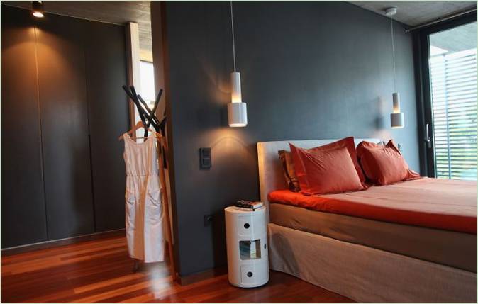 Jednostavan dizajn interijera kuće: svijetla posteljina u spavaćoj sobi