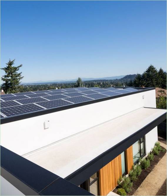 Solarni paneli na krovu seoske kuće