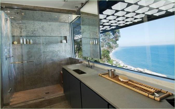 Prozor kupaonice s pogledom na vodu