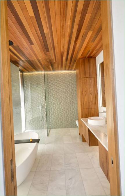 Drveni strop u kupaonici u dizajnu interijera seoske kuće