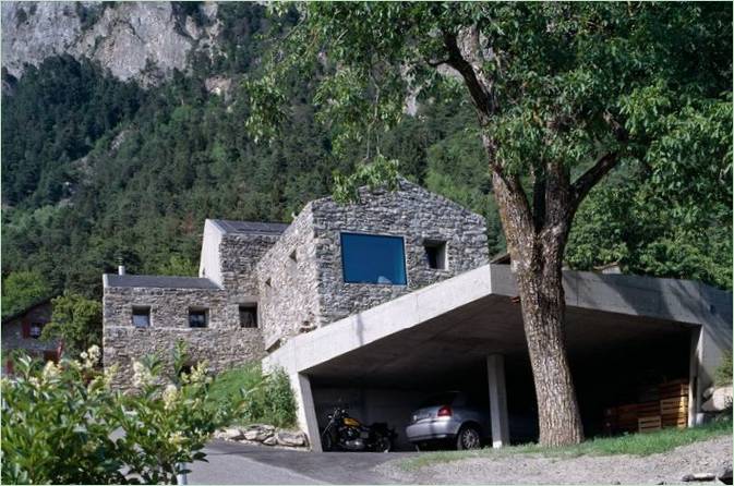 Stjenovita kuća s kamenom fasadom