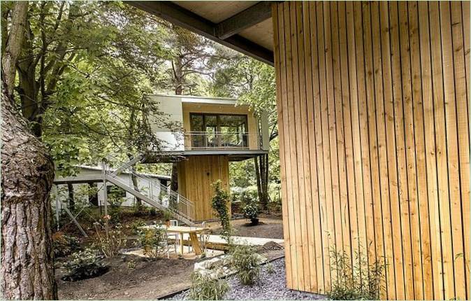 Konstrukcija kuće izrađena je od metala i drveta