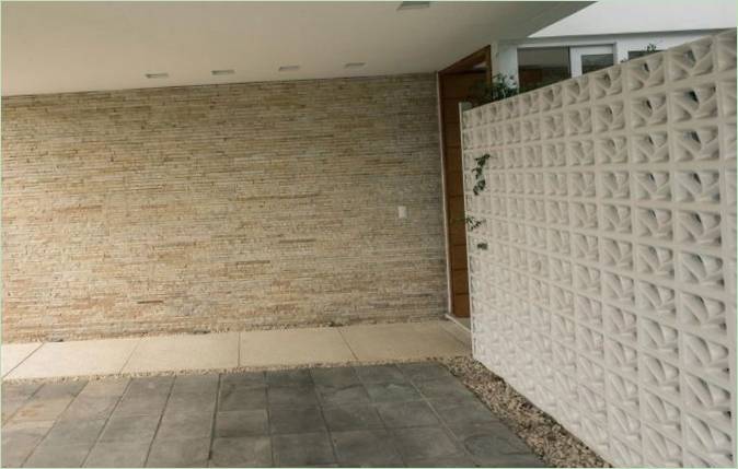 Moderan projekt obiteljske kuće u Porto Alegreu: zid od prirodnog kamena