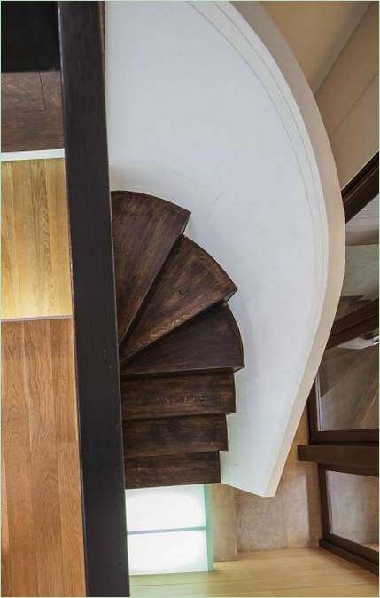 Spiralno stubište u unutrašnjosti kuće u stilu potkrovlja