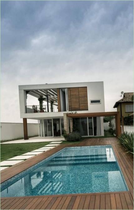 Moderan projekt kuće s bazenom za obitelj u Porto Alegreu