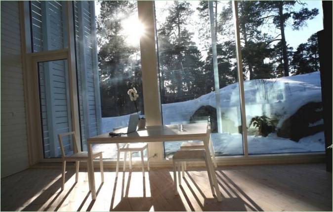 Blagovaonica moderne šumske kuće u Finskoj