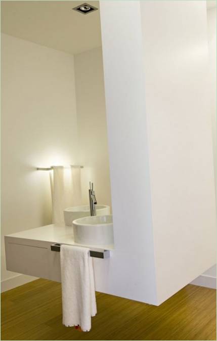 Arhitektonske kompozicije u bijelom corianu s ugrađenim vodovodom u kupaonici