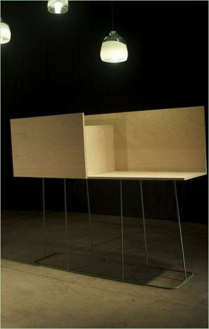 Sastav kućanskih predmeta: viseće svjetiljke i drveni stol s metalnim nogama