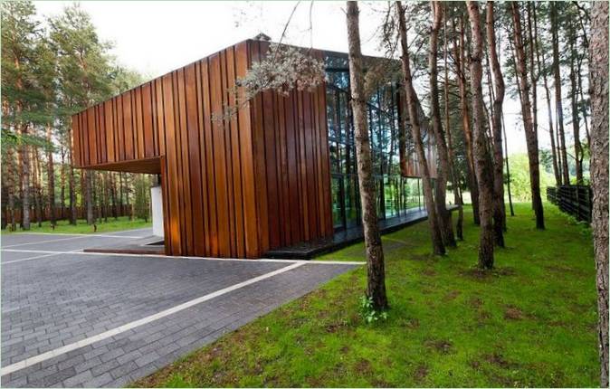 Moderna kuća iz Rijeke na obali rijeke s pogledom na borovu šumu, Kaunas, Litva