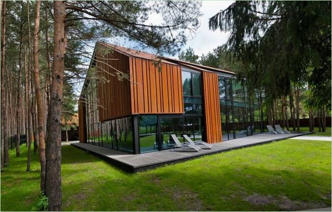 Moderna kuća iz Rijeke na obali rijeke s pogledom na borovu šumu, Kaunas, Litva