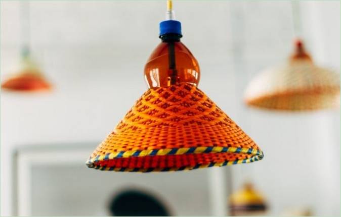 Svjetiljka izrađena od plastične boce u tvornici koja je postala kućište