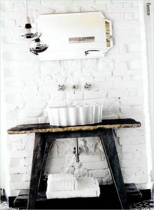 Umivaonik u kupaonici seoske kuće u Italiji