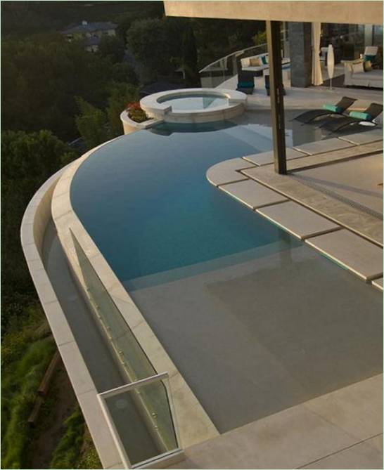 Dizajn luksuzne kuće iz snova s kutnim bazenom