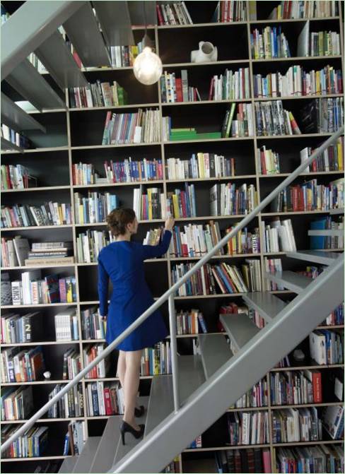 Police za knjige uz stepenice